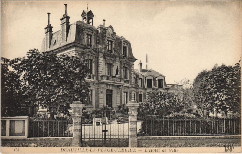 Carte postale ancienne Deauville L'Hotel de Ville à Deauville