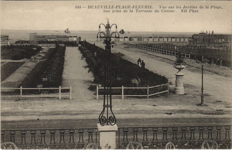 Carte postale ancienne Deauville Vue sur les Jardins de la Plage à Deauville