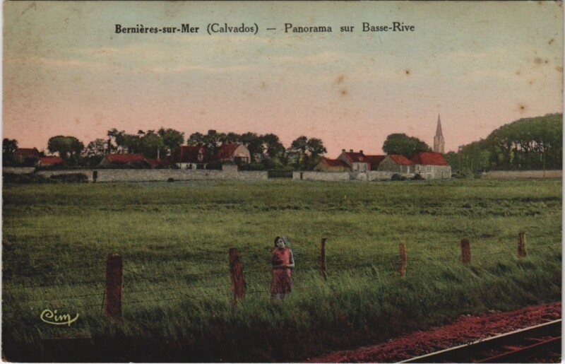 Carte postale ancienne Bernieres-sur-Mer Panorama sur Basse-Rive