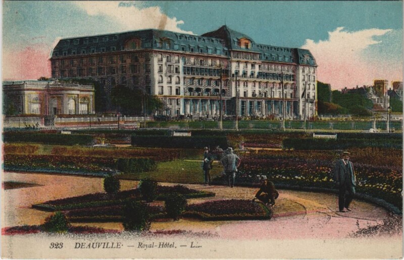 Carte postale ancienne Deauville Royal Hotel à Deauville