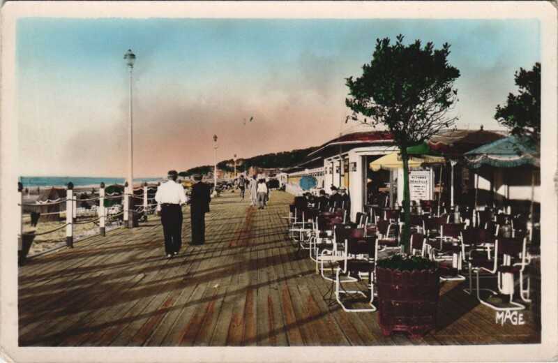 Carte postale ancienne Deauville La Promenade des Planches à Deauville