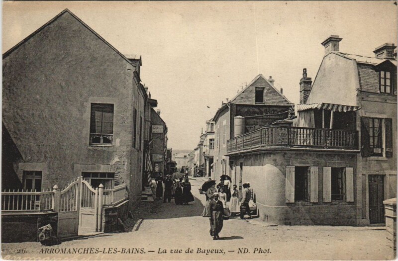 Carte postale ancienne Arromanches-les-Bains La Rue de Bayeux à Arromanches-les-Bains