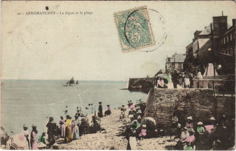 Carte postale ancienne Arromanches-les-Bains La Digue et la Plage à Arromanches-les-Bains
