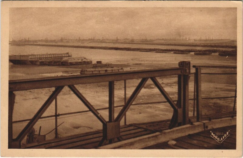 Carte postale ancienne Arromanches-les-Bains Port Winston Churchill - Vue sur le Port à Arromanches-les-Bains