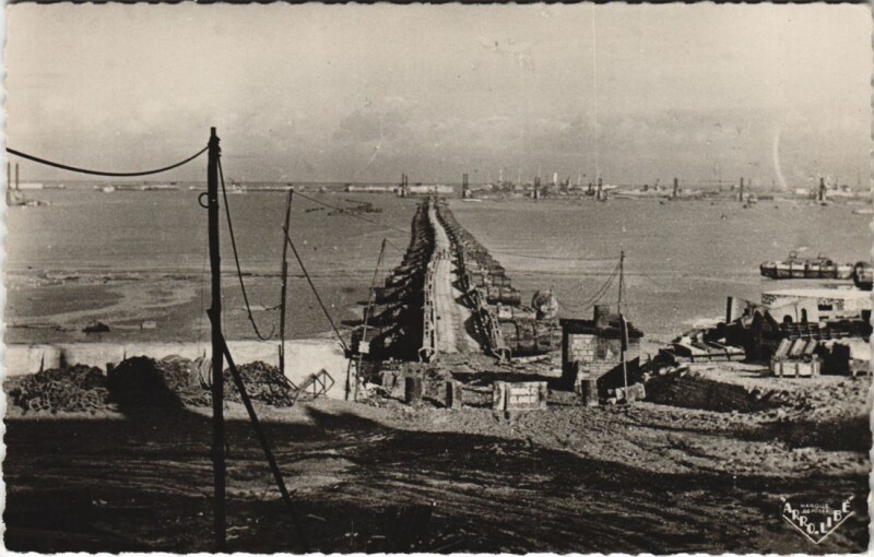 Carte postale ancienne Arromanches-les-Bains Port de la Liberation - 1944 à Arromanches-les-Bains