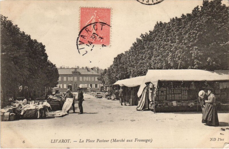 Carte postale ancienne Livarot La Place Pasteur - Marche aux Fromages
