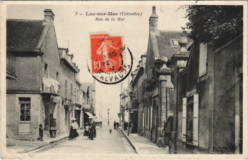 Carte postale ancienne Luc-sur-Mer Rue de la Mer à Luc-sur-Mer
