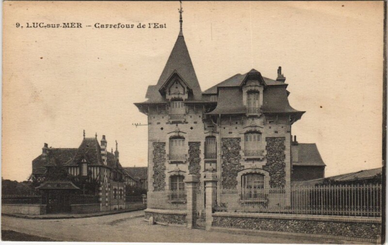 Carte postale ancienne Luc-sur-Mer Carrefour de l'Est à Luc-sur-Mer