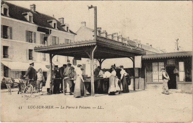 Carte postale ancienne Luc-sur-Mer La Pierre a Poissons à Luc-sur-Mer