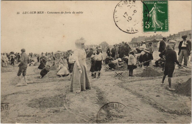 Carte postale ancienne Luc-sur-Mer Concours de Forts de Sable à Luc-sur-Mer