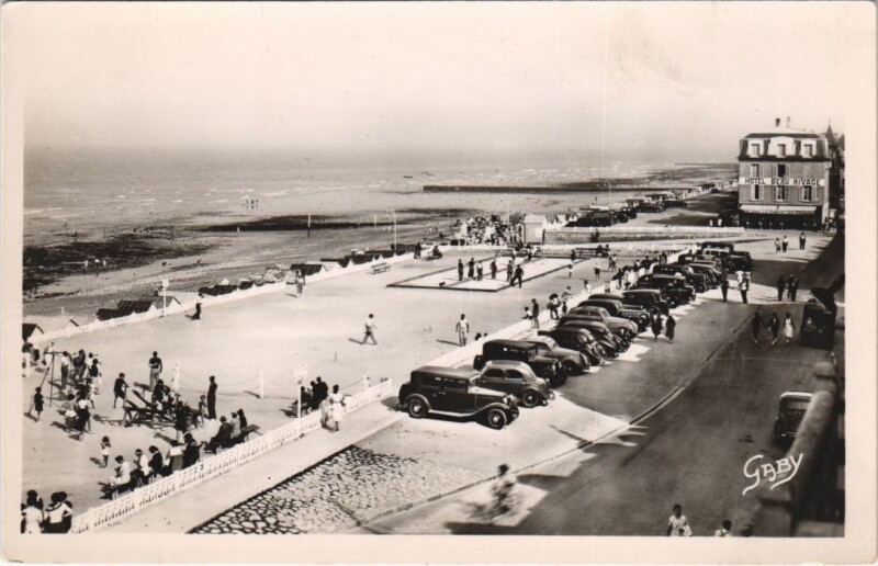 Carte postale ancienne Luc-sur-Mer Les Jeux et la Plage à Luc-sur-Mer
