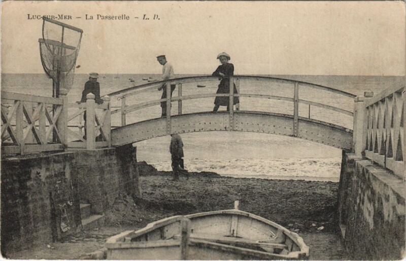 Carte postale ancienne Luc-sur-Mer La Passerelle à Luc-sur-Mer
