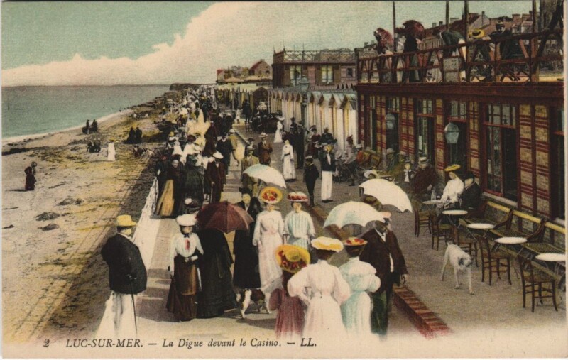 Carte postale ancienne Luc-sur-Mer La Digue devant le Casino à Luc-sur-Mer