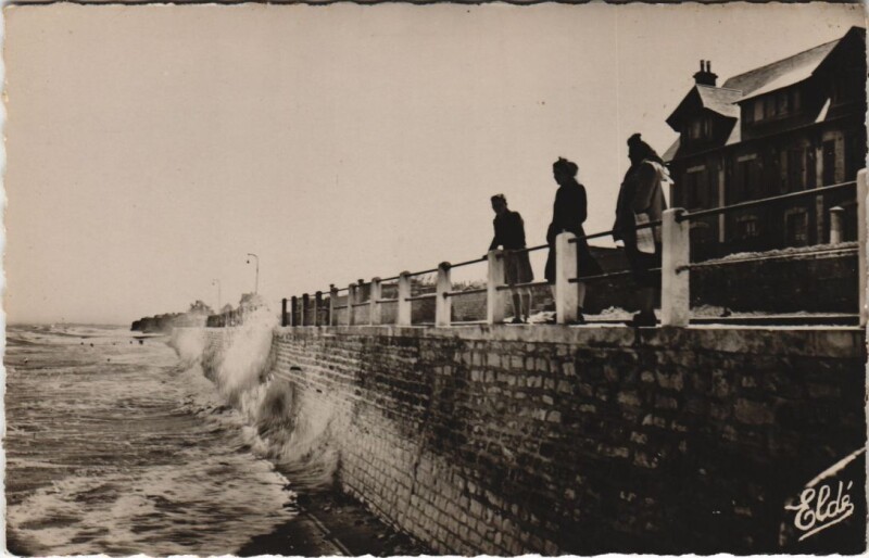 Carte postale ancienne Luc-sur-Mer Effet de Vague sur la Digue à Luc-sur-Mer