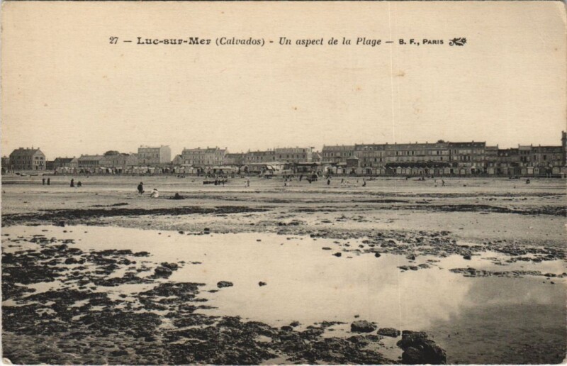 Carte postale ancienne Luc-sur-Mer Un Aspect de la Plage à Luc-sur-Mer