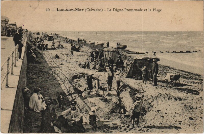 Carte postale ancienne Luc-sur-Mer La Digue-Promenade et la Plage à Luc-sur-Mer