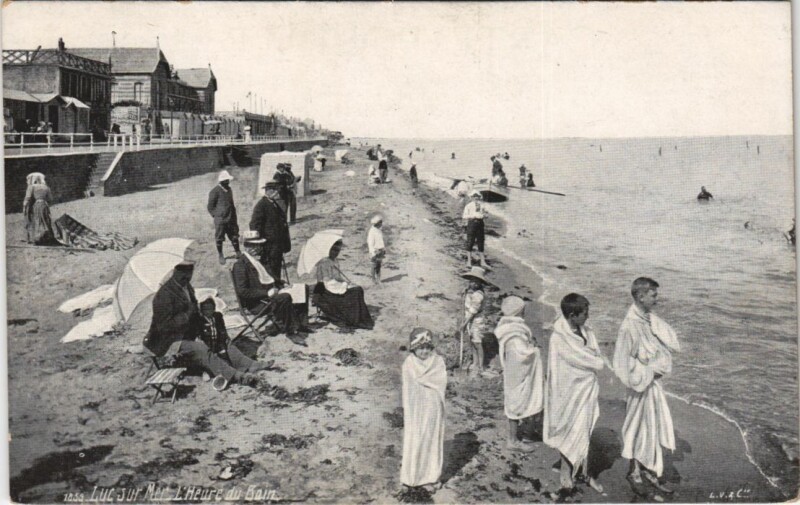 Carte postale ancienne Luc-sur-Mer L'Heure du Bain à Luc-sur-Mer