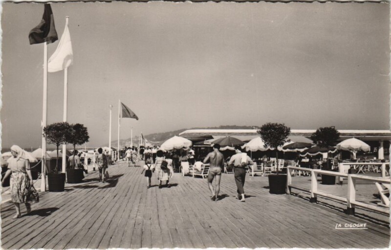 Carte postale ancienne Deauville Les Planches à Deauville