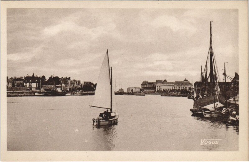 Carte postale ancienne Deauville Le Port à Deauville
