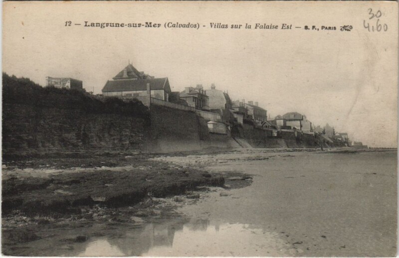 Carte postale ancienne Langrune-sur-Mer Villas sur la Falaise Est à Falaise