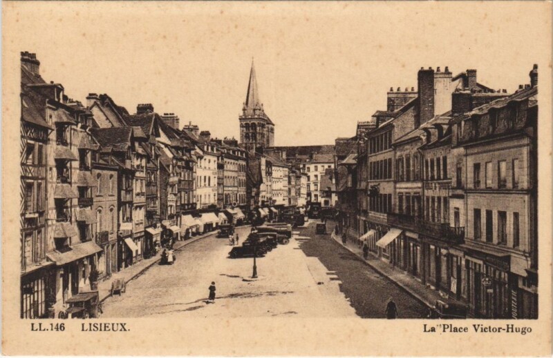 Carte postale ancienne Lisieux La Place Victor-Hugo à Lisieux