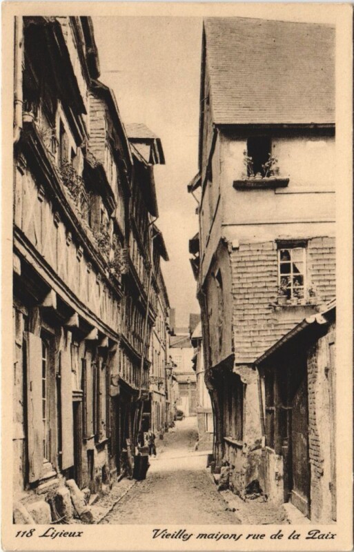 Carte postale ancienne Lisieux Vieilles Maisons - Rue de la Paix à Lisieux