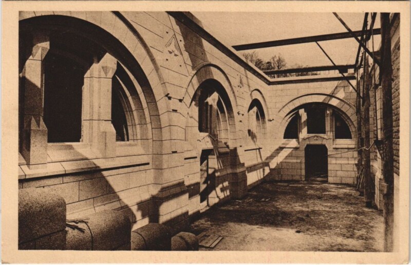 Carte postale ancienne Lisieux La Basilique - La Crypte - Une Cour Anglaise à Lisieux