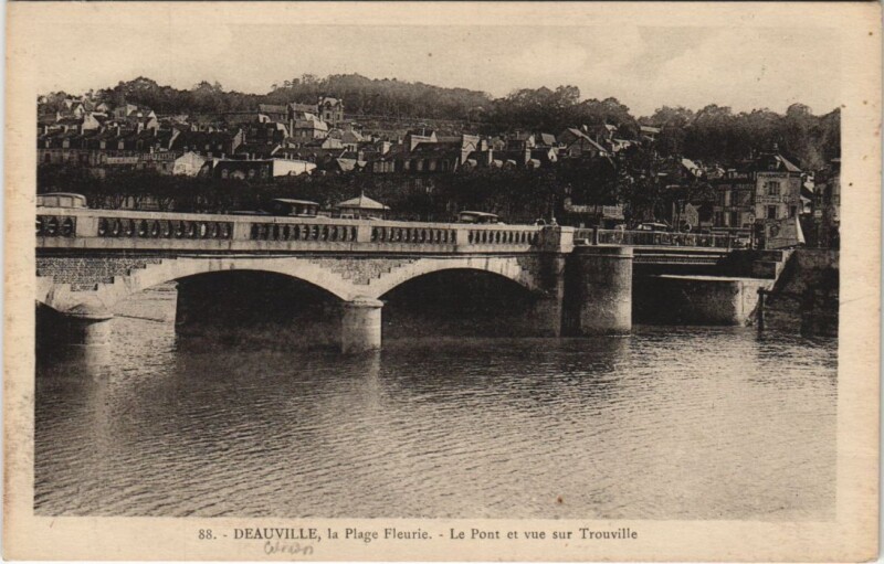 Carte postale ancienne Deauville Le Pont et Vue sur Trouville à Deauville