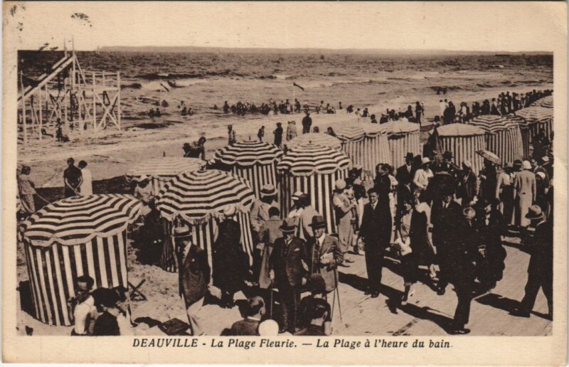Carte postale ancienne Deauville La Plage a l'Heure du Bain à Deauville