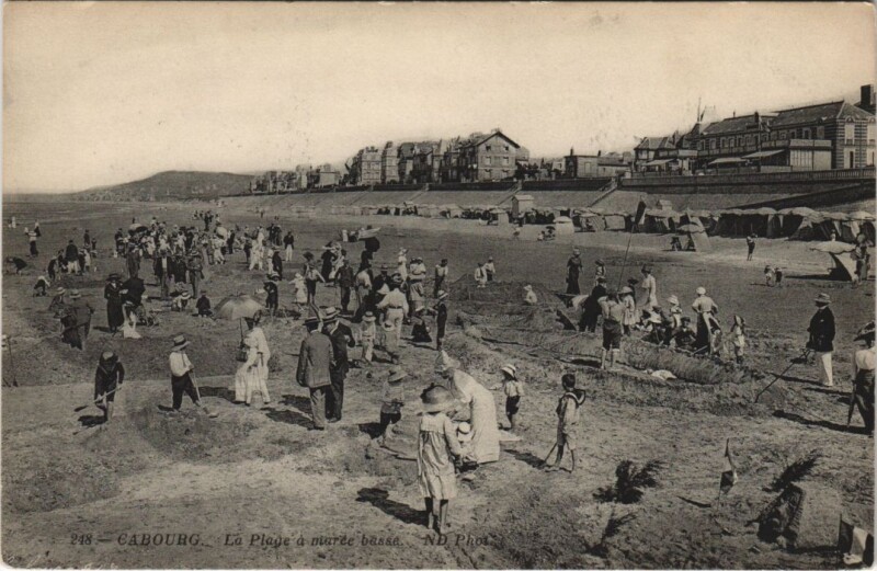 Carte postale ancienne Cabourg La Plage a Maree Basse à Cabourg