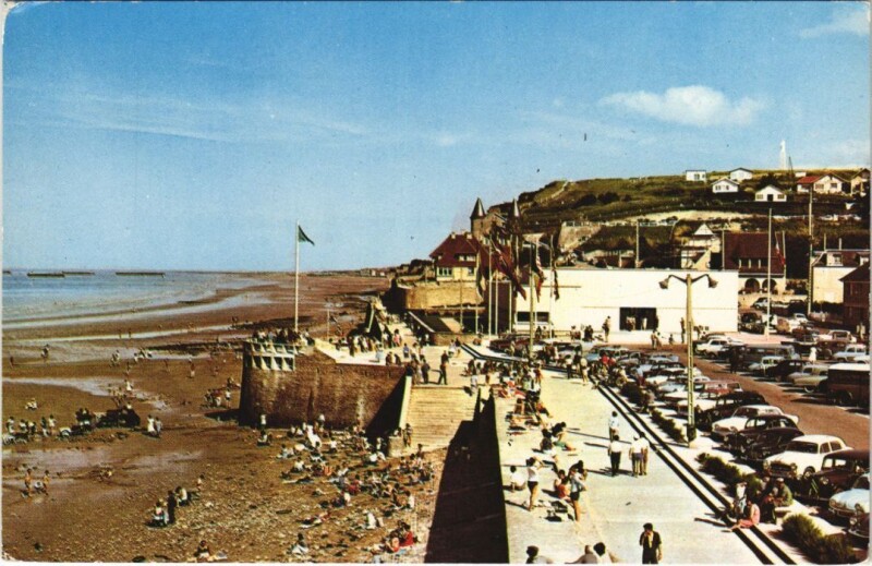 Carte postale ancienne Arromanches La Place du 6 Juin et le Musee