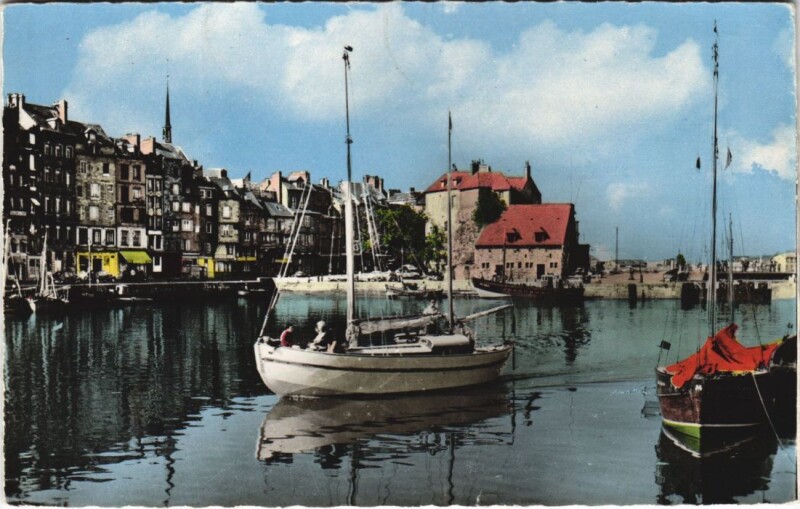 Carte postale ancienne Honfleur Entree d'un Yacht dans le Vieux Bassin à Honfleur