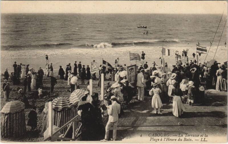 Carte postale ancienne Cabourg La Terrasse et la Plage a l'Heure du Bain à Cabourg