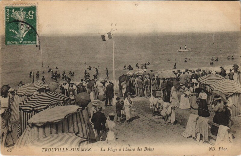 Carte postale ancienne Trouville-sur-Mer La Plage a l'Heure des Bains à Trouville-sur-Mer