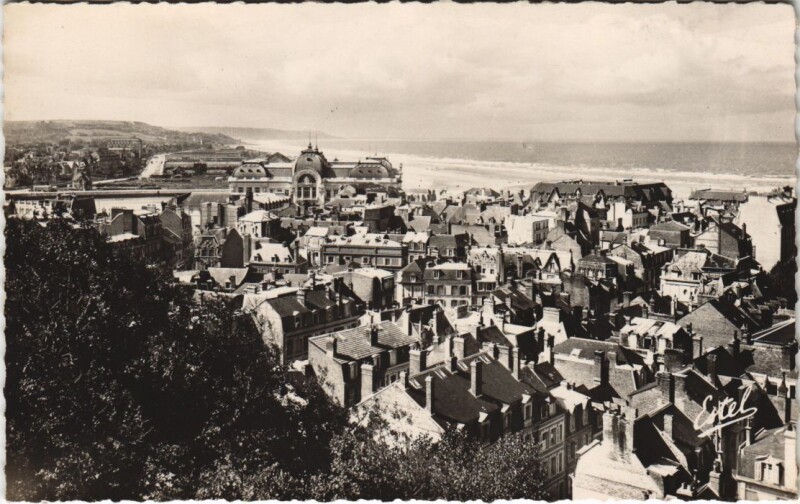 Carte postale ancienne Trouville-sur-Mer Vue Generale vers le Casino à Trouville-sur-Mer