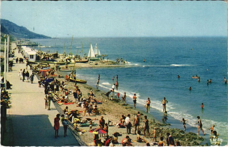 Carte postale ancienne Villers-sur-Mer La Promenade et la Plage à Villers-sur-Mer