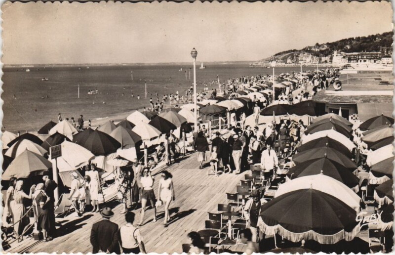 Carte postale ancienne Deauville Le Bar du Soleil sur la Plage à Deauville