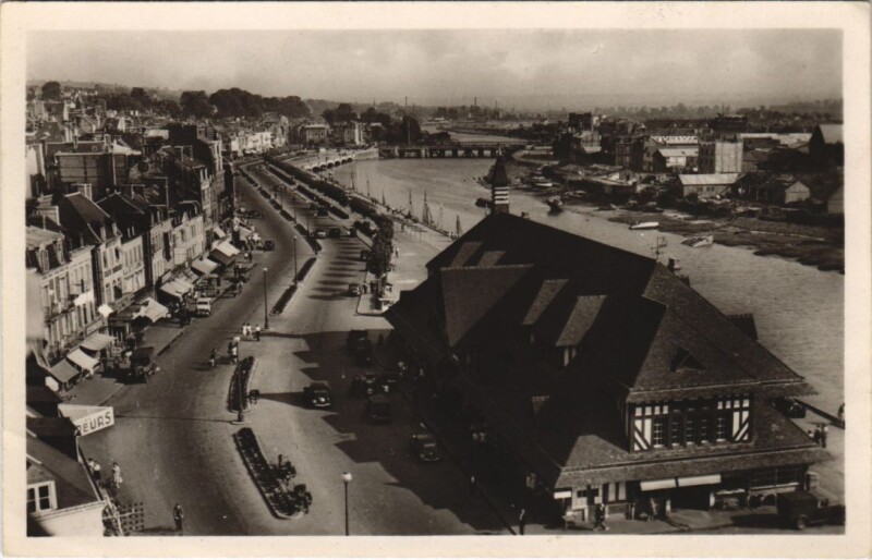 Carte postale ancienne Trouville-sur-Mer Vue sur la Poissonnerie et la Touques à Touques