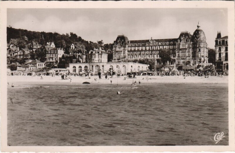 Carte postale ancienne Houlgate La Plage a Maree Haute à Houlgate