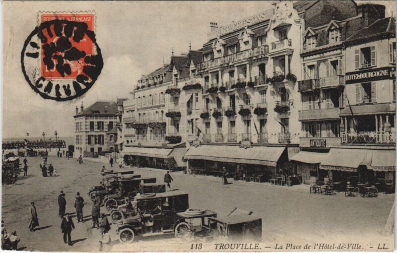 Carte postale ancienne Trouville-sur-Mer La Place de l'Hotel de Ville à Trouville-sur-Mer