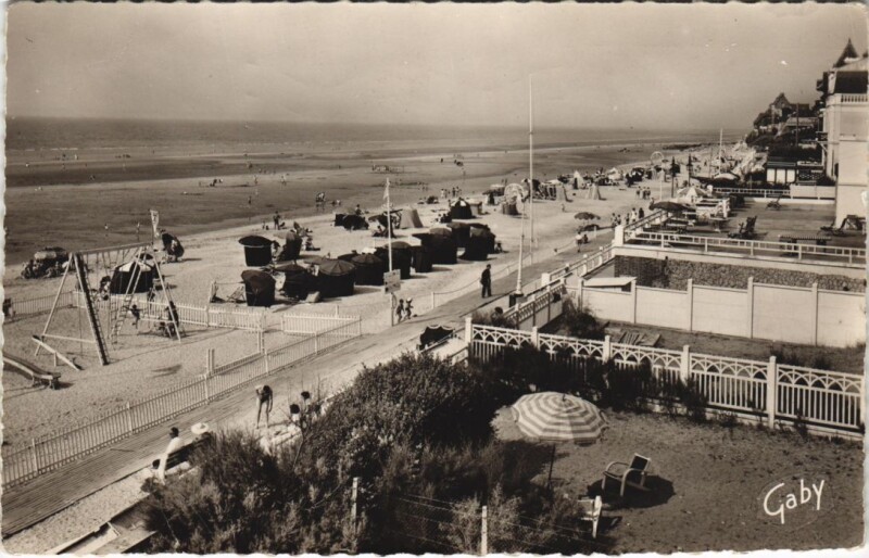 Carte postale ancienne Blonville-sur-Mer Vue d'Ensemble de la Plage à Blonville-sur-Mer