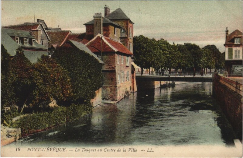 Carte postale ancienne Pont-l'Eveque La Touques au Centre de la Ville à Touques