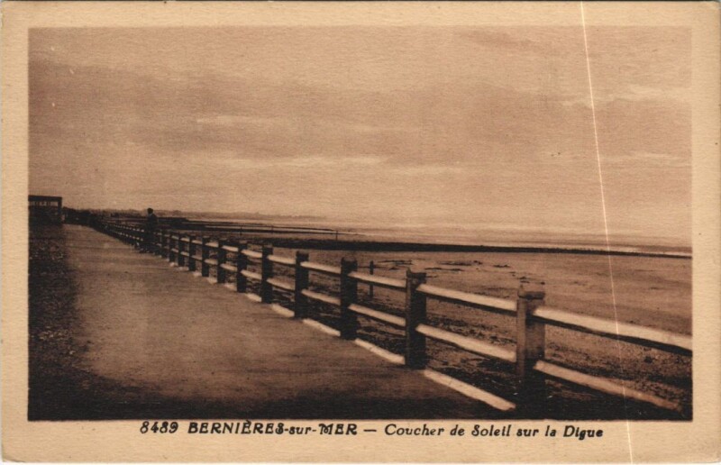 Carte postale ancienne Bernieres-sur-Mer Coucher de Soleil sur la Digue