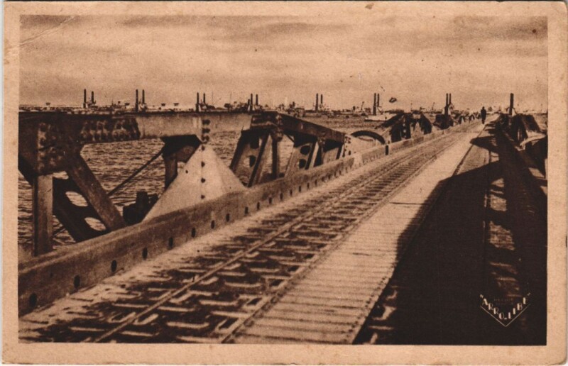 Carte postale ancienne Arromanches Vue sur le Port