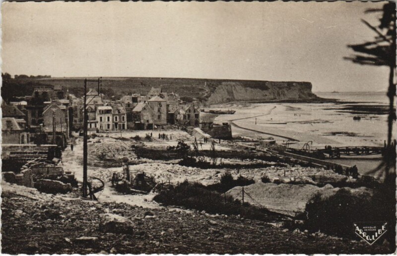 Carte postale ancienne Arromanches 1944 - La Grande Cale et la Rue de la Batterie