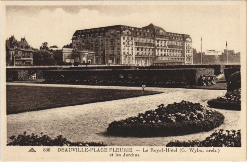 Carte postale ancienne Deauville Le Royal-Hotel et les Jardins à Deauville