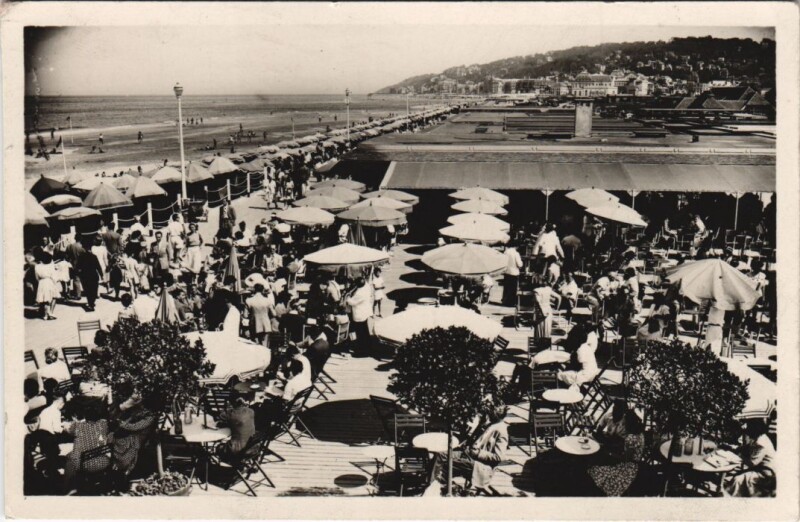 Carte postale ancienne Deauville Vue d'Ensemble de la Plage à Deauville