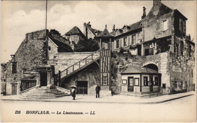 Carte postale ancienne Honfleur La Lieutenance à Honfleur