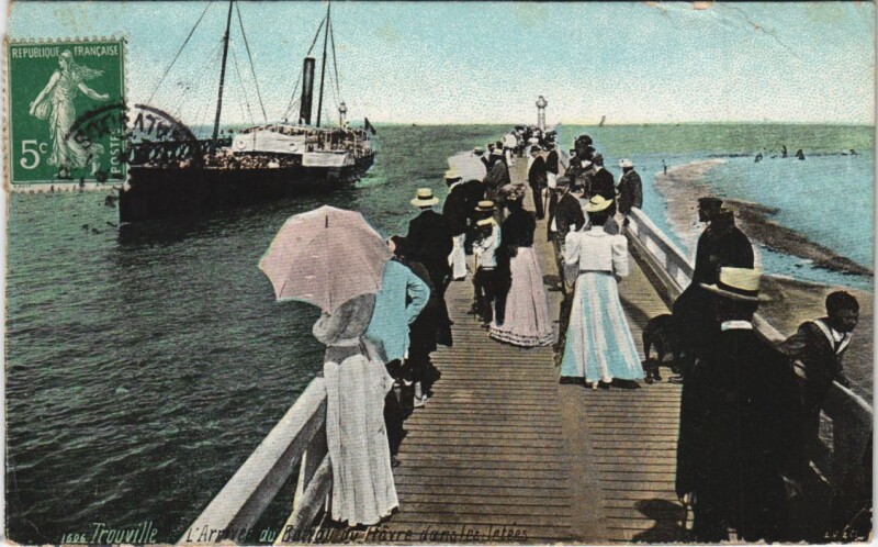 Carte postale ancienne Trouville-sur-Mer L'Arrivee du Bateau du Havre dans les Jetees à Trouville-sur-Mer