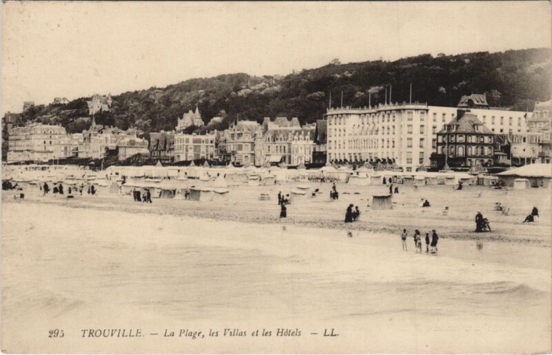Carte postale ancienne Trouville-sur-Mer La Plage - Les Villas et les Hotels à Trouville-sur-Mer